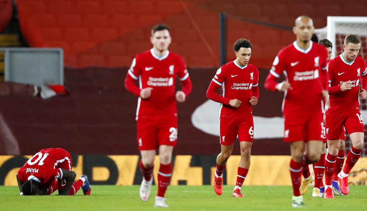 Striker Liverpool, Sadio Mane, melakukan selebrasi usai mencetak gol ke gawang West Bromwich Albion pada laga Liga Inggris di Stadion Anfield, Minggu (27/12/2020). Kedua tim bermain imbang 1-1. (Clive Brunskill/Pool via AP)