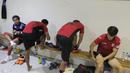 Penyerang Mitra Kukar, Carlos Raul bersama rekan-rekan setimnya bersiap-siap di ruang ganti sebelum laga kedua semi final Piala Presiden melawan Persib di Stadion Si Jalak Harupat, Bandung, Sabtu (10/10/2015). (Bola.com/Vitalis Yogi Trisna)