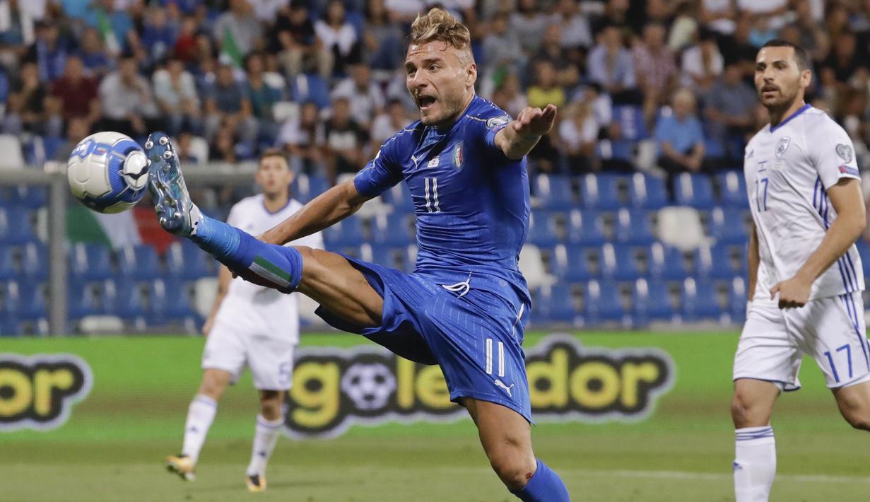 Striker Italia, Ciro Immobile, mengontrol bola saat melawan Israel pada laga kualifikasi Piala Dunia 2018 di Stadion Reggio Emilia, Italia, Selasa (5/9/2017). Italia menang 1-0 atas Israel. (AP/Luca Bruno)