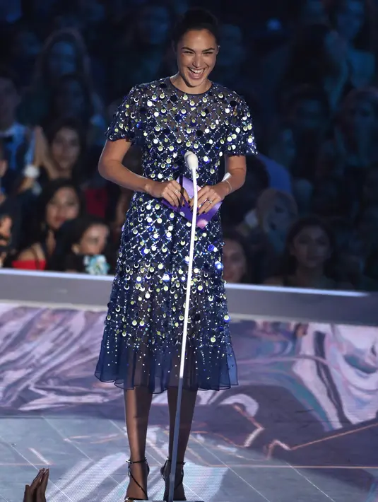 Ekspresi Gal Gadot saat berada di atas panggung MTV Video Music Awards (VMA) 2017 di Inglewood, California, AS (27/8). Pemeran Wonder Woman ini tampil cantik mengenakan gaun biru transparan. (Photo by Chris Pizzello/Invision/AP)
