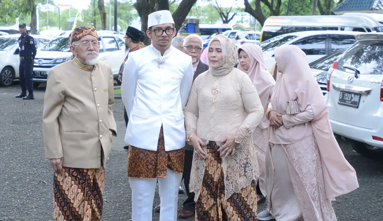 "Kalau untuk mas kawinnya sendiri ya logam mulia ini yah. Cuma saya ini aja, request saja," ujar Poppy Sovia. (Bayu Herdianto/KapanLagi.com)