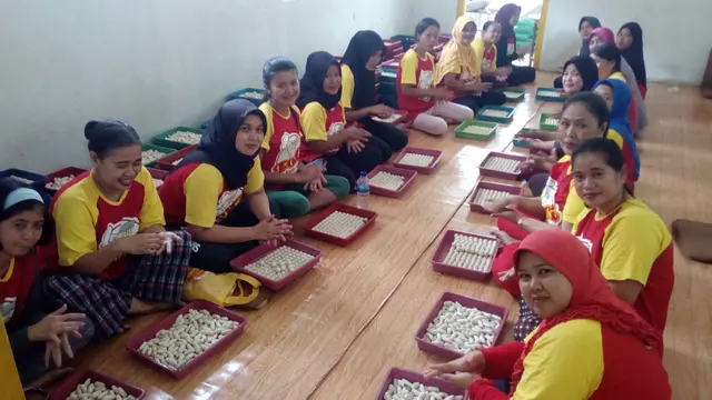 Para pegawai boci yang sebagian warga sekitar tengah mengerjakan pembuatan baso aci