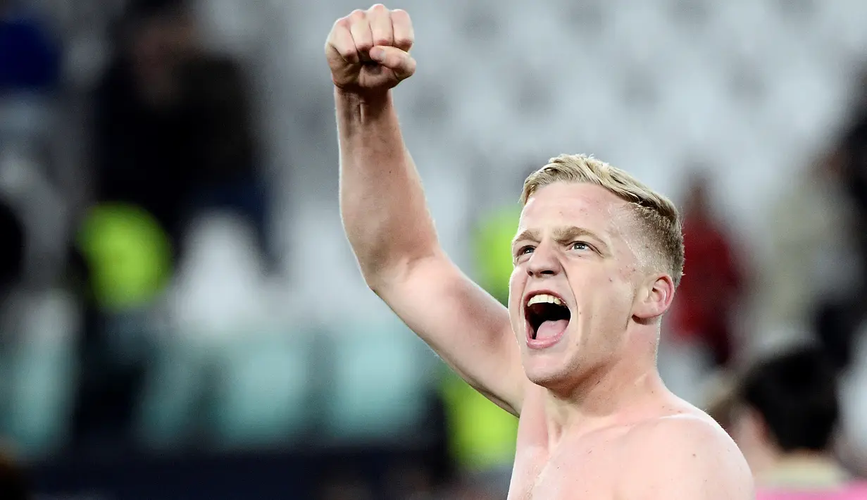 8. Donny Van De Beek - Satu lagi binaan Ajax Amsterdam yang layak disebut sebagai harapan baru sepak bola Belanda. Masih 22 tahun sudah mampu tampil stabil bersama klubnya musim lalu di ajang Liga Belanda maupun Liga Champions. (AFP/Filippe Monteforte)