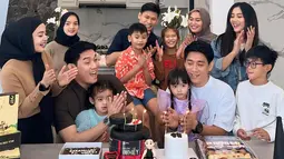 Meski sederhana, ulang tahun Ifan dan Reidhan ini tetap terlihat penuh kehangatan. Terlebih, keluarga besar dan anak-anaknya turut kumpul bersama hingga menambah kemeriahan. (Liputan6.com/IG/@ifanseventeen)