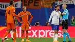 Ekspresi penyerang Belanda, Xavi Simons (kedua kiri) setelah gol yang dicetaknya dianulir oleh wasit Inggris Anthony Taylor (kanan) setelah tinjauan VAR selama pertandingan sepak bola Euro 2024 Grup D melawan Prancis di Stadion Leipzig, Jerman pada 21 Juni 2024. (Odd ANDERSEN/AFP)
