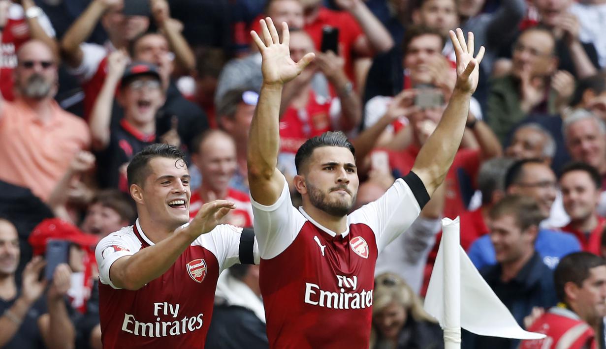 Bek Arsenal, Sead Kolasinac (kanan) mencetak satu gol saat timnya melawan Swansea City pada lanjutan Premier League di Emirates Stadium, (28/10/2017). Arsenal menang 2-1. (AFP/Ian Kington)