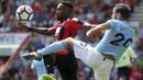Pemain AFC Bournemouth, Jermain Defoe (kiri) berebut bola dengan Manchester City, Bernado Silva pada lanjutan Premier League di Vitality Stadium, Bournemouth, (26/8/2017). (Steven Paston/PA via AP)