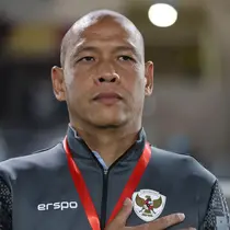 Pelatih kepala Timnas Indonesia U-16, Nova Arianto jelang menghadapi Timnas Australia U-16 pada laga semifinal Piala AFF U-16 2024 di Stadion Manahan, Solo, Senin (1/7/2024). (Bola.com/Abdul Aziz)