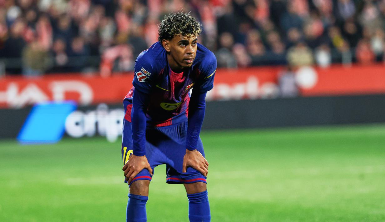 Pemain Barcelona, Lamine Yamal, tampak lesu setelah ditaklukkan Girona pada pekan ke-24 La Liga di Stadion Montilivi, Selasa (17/2/2026). (AP Photo/Joan Monfort)