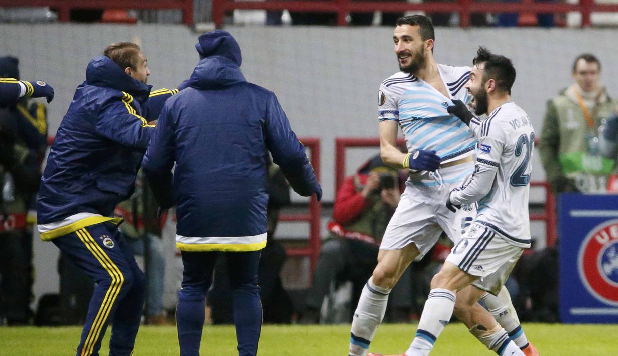Pemain Fenerbahce, Mehmet Topal bersama rekan-rekannya merayakan kemenangan atas  Lokomotiv Moscow sekaligus lolos ke babak 16 besar liga Europa. (REUTERS/Grigory Dukor)