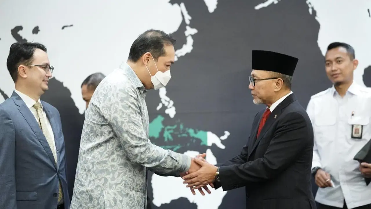 Presiden Joko Widodo (Jokowi) menunjuk Zulkifli Hasan menjadi Menteri Perdagangan. Zulkifli Hasan dalam serah terima jabatan di Kementerian Perdagangan.