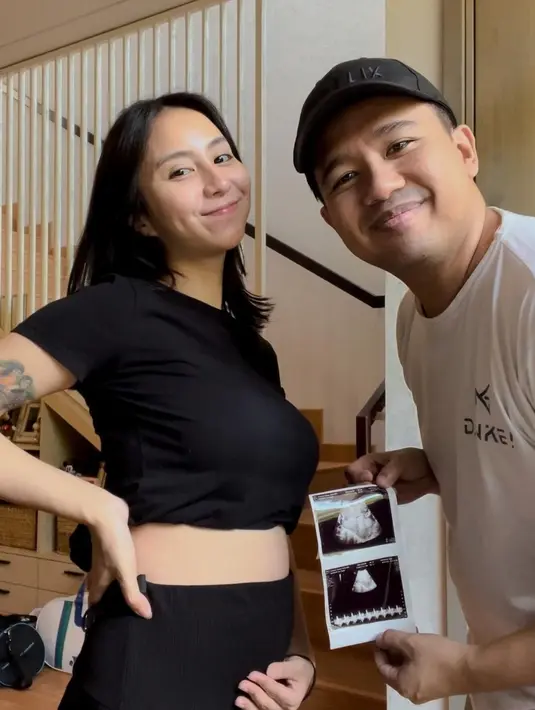 Istri Joshua Suherman, Clairine Clay umumkan kehamilan anak pertama dengan outfit kasualnya. Ia memperlihatkan baby bump-nya yang mulai membesar dengan crop top hitam dan celana  warna senada. [@clairineclay].