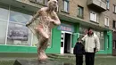 Warga perpose di depan Museum Pele di Lugansk, Ukraina Timur (17/3/2016). Museum ini dibuka pada 2012 saat Ukraina menjadi tuan rumah Piala Eropa bersama Polandia. (AFP Photo/Aleksey Filippov)