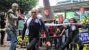 Sejumlah aktivis menggelar aksi damai dan teatrikal di depan Gedung KPK, Jakarta (4/3/2015). Aksi tersebut mengecam keputusan Plt Ketua KPK Taufiequrachman Ruki yang melimpahkan kasus Komjen Pol Budi Gunawan ke Kejaksaan Agung. (Liputan6.com/Yoppy Renato)