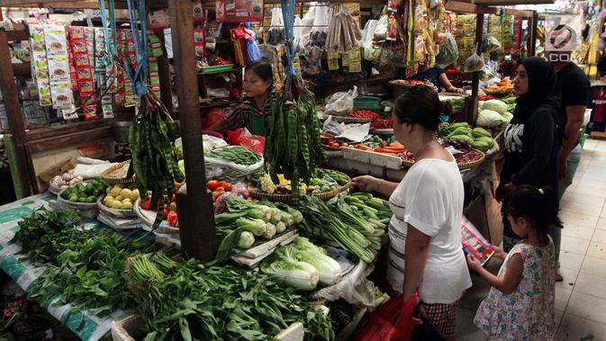 Aktivitas perdagangan di Pasar Kebayoran Lama, Jakarta, Jumat (20/4). Kementerian Perdagangan (Kemendag) mengklaim harga pangan terkendali. (Liputan6.com/Johan Tallo)