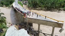 Di Guerrero, 18 orang dikabarkan tewas, banyak di antaranya akibat tertimbun tanah longsor. (Francisco ROBLES/AFP)