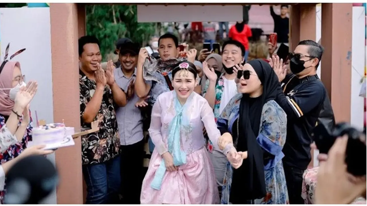 6 Potret Kejutan Ulang Tahun Ayu Ting Ting, Tampil Menawan dengan Baju Tradisional Korea