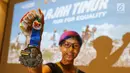 Pelari Jelajah Timur, Carla Felany menunjukkan medali dalam acara media briefing di Jakarta, Senin (30/9/2019). Jelajah Timur - Run for Equality adalah charity run untuk membantu pengadaan akses air bersih dan mendorong kesetaraan anak perempuan di Nusa Tenggara Timur. (Liputan6.com/Fery Pradolo)