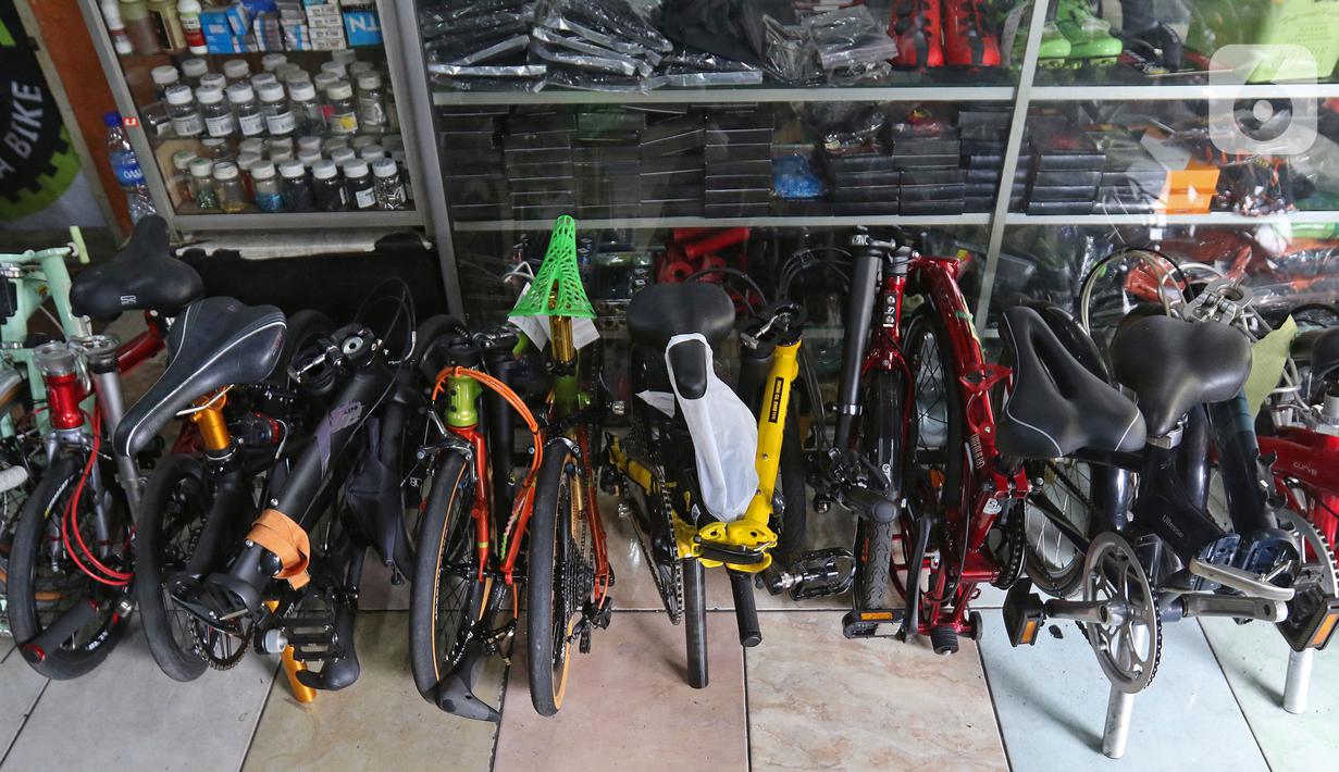 Deretan sepeda terlihat di Workshop Sampurna Bike Kalibata, Jakarta, Kamis (9/7/2020). Tren bersepeda yang sedang tinggi di masyarakat menjadikan permintaan perbaikan sepeda di bengkel tersebut meningkat hingga 300 persen. (Liputan6.com/Herman Zakharia)