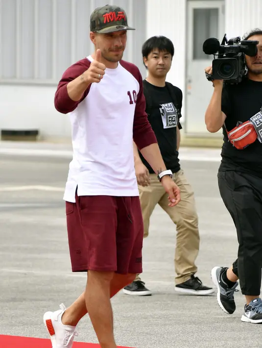 Penyerang Lukas Podolski menyapa penggemarnya saat upacara penyambutan di Kobe, Jepang barat, (6/7). Vissel Kobe kabarnya membayar €2,6 juta guna menebus Penyerang berusia 32 tahun ini. (Tsuyoshi Ueda/Kyodo News via AP)