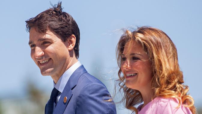 File foto 8 Juni 2018, PM Kanada Justin Trudeau dan istrinya Sophie Gregorie Trudeau tiba untuk upacara penyambutan bagi para pemimpin G7 pada hari pertama KTT di Quebec. Kantor pemerintahan mengonfirmasi istri PM Justin Trudeau dinyatakan positif terinfeksi Virus Corona COVID-19. (GEOFF ROBINS/AFP)
