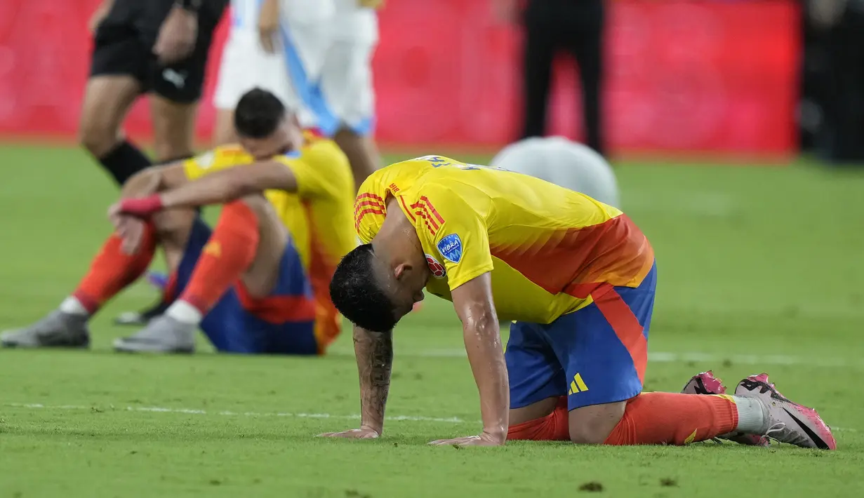 Reaksi kecewa gelandang Timnas Kolombia, Kevin Castano setelah Kolombia kalah 0-1 dari Argentina pada laga final Copa America 2024 di Hard Rock Stadium, Florida, Amerika Serikat, Minggu (14/7/2024). (AP Photo/Wilfredo Lee)
