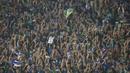 Pendukung Persib, Bobotoh, bersama pendukung Surabaya United, Bonek, kompak membuat yel-yel pada laga Piala Jenderal Sudirman di Gelora Delta Sidoarjo, Jawa Timur, Sabtu (21/11/2015). (Bola.com/Vitalis Yogi Trisna) 