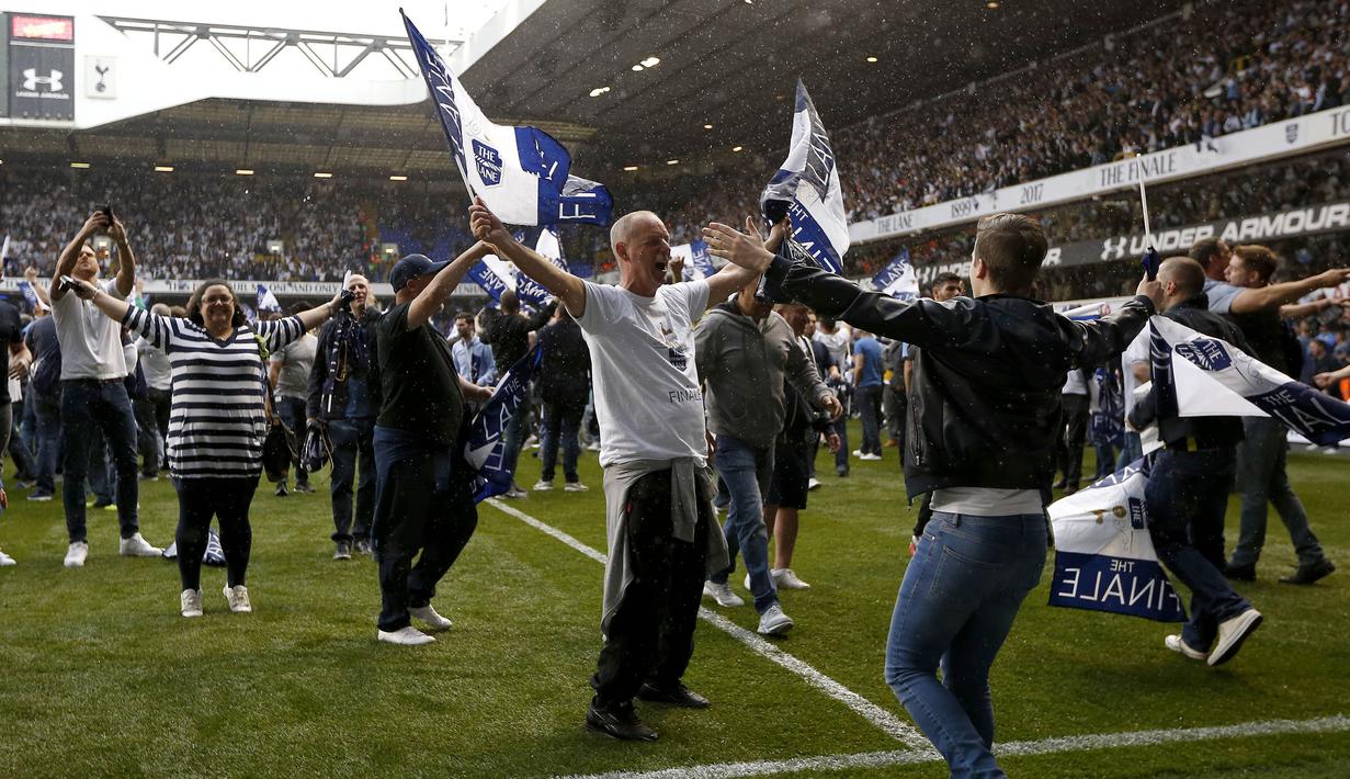 Suporter tumpah ruah di lapangan usai laga Tottenham Hotspur melawan Manchester United di stadion White Hart Lane, (14/05/2017). Laga tersebut merupakan laga terakhir di White Hart Lane setelah 118 tahun menempati stadion tersebut. (AFP/ Ian Kington)