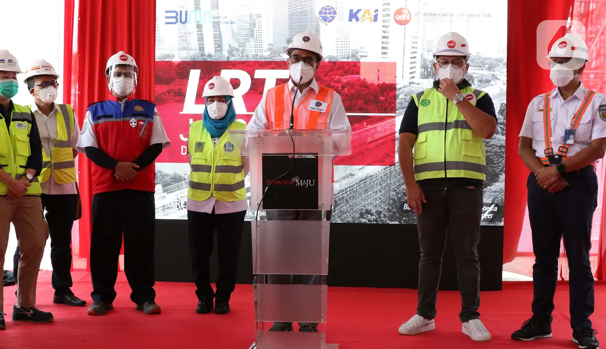 Menteri Perhubungan, Budi Karya Sumadi (tengah) memberi keterangan usai meninjau Jembatan Bentang Panjang Dukuh Atas LRT Jabodebek, Jakarta, Minggu (29/11/2020). Menhub Budi Karya juga berdiskusi tentang rencana sistem integrasi antarmoda dengan stakeholder terkait. (Liputan6/Helmi Fithriansyah)
