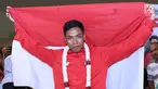 Pelari muda Indonesia, Lalu Muhammad Zohri membentangkan bendera Merah Putih saat penyambutan di Terminal 3 Bandara Soetta, Tangerang, Selasa (17/7). Lalu M Zohri meraih emas lari 100m putra di Kejuaraan Dunia U-20 IAAF. (Liputan6.com/Helmi Fithriansyah)
