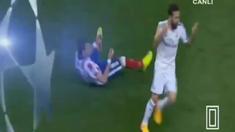 Dani Carvajal melakukan tindakan tak terpuji dengan menggigit tangan Mario Mandzukic.