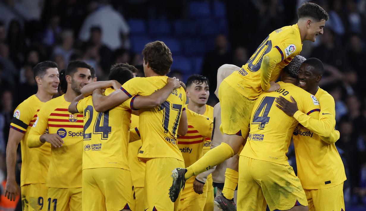 <p>Para pemain Barcelona melakukan selebrasi usai pertandingan sepak bola La Liga Spanyol antara Espanyol dan Barcelona di Stadion RCDE, Barcelona, Spanyol, Minggu (14/5/2023). (AP Photo/Joan Monfort)</p>