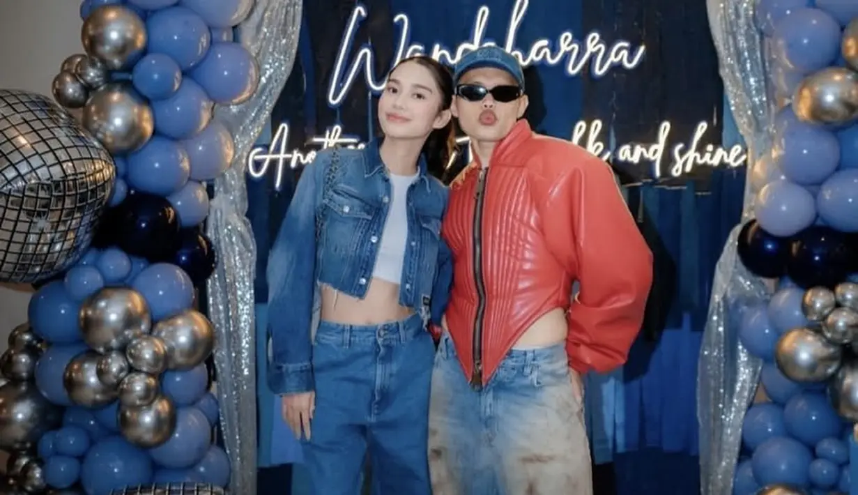 Azizah Salsha hadir mengenakan jaket denim crop dipadukan pula tanktop putih crop serta bawahan celana panjang denim. [@azizahsalsha_]