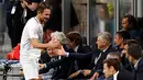 Legenda sepak bola Inggris, Frank Lampard menyapa Carlo Ancelotti dan Antonio Conte saat pertandingan perpisahan Andrea Pirlo, di Stadion Milan San Siro, Italia, (21/5). (AP Photo / Antonio Calanni)