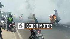 Mereka terlihat menggeber-geberkan motornya di tengah jalan.