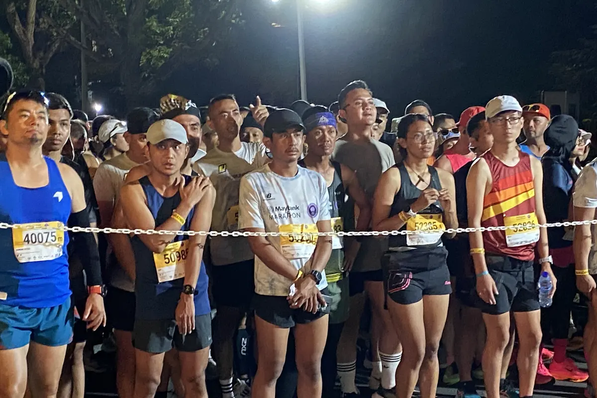 Para pelari menunggu giliran start di ajang Maybank Marathon 2023