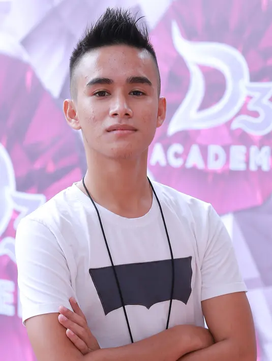 "Terus gimana cara tampil di panggung, gimana tatap kemera dan gaya yang bagus buat tampil di depan kamera," ungkap Ilham ketika ditemui tim Bintang.com di asrama D'Academy 3 pada kamis siang (11/2/2016). (Galih W. Satria/Bintang.com)