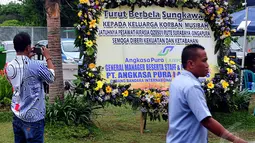 Tampak di lokasi karangan bunga itu datang dari PT Angkasa Pura I Airport, Surabaya, Rabu (31/12). (Liputan6.com/Johan Tallo)