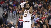 Gaya pemain Cleveland Cavaliers, LeBron James (23) usai mencetak poin saat melawan Washington Wizards pada laga NBA basketball game di Capital One Arena, Washington, (17/12/2017). Cleveland menang 106-99. (AP/Nick Wass)