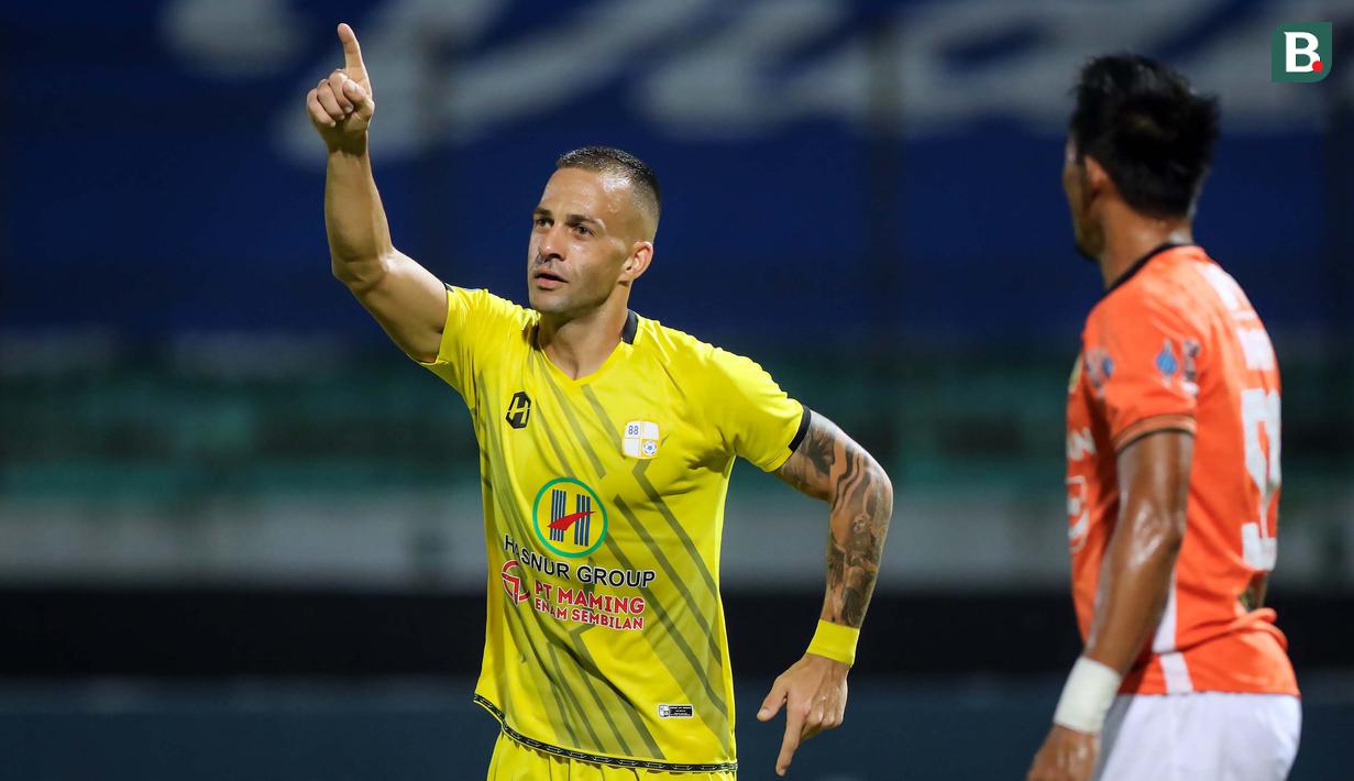 Aleksandar Rakic resmi didepak dari PS Barito Putera usai performanya yang semakin menurun. Striker asal Serbia tersebut tercatat baru mencetak lima gol hingga paruh musim di BRI Liga 1 2021/2022. (Bola.com/Bagaskara Lazuardi)