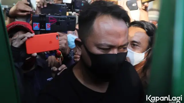 7 Potret Vicky Prasetyo Digiring ke Dalam Mobil Tahanan, Tetap Tegar