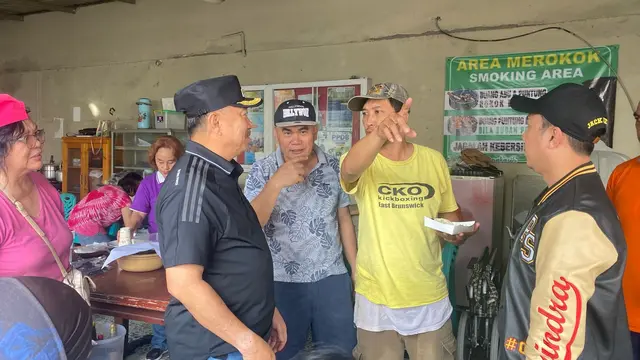 Wakil Wali Kota Bekasi, Abdul Harris Bobihoe, menyambangi warga terdampak yang memilih mengungsi lantaran kediamannya terendam banjir, Selasa (4/3/2025). (Liputan6.com/Bam Sinulingga)