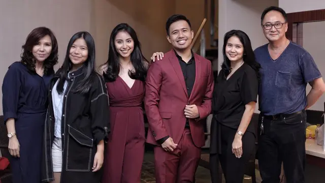 Jarang Terekspos, Ini 6 Momen Kebersamaan Joshua Suherman dan Ibunda
