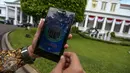 Game virtual Pokemon Go terlihat pada layar ponsel pengunjung di lingkungan Istana Negara, Jakarta, Rabu (20/7). Pihak Istana Kepresidenan mulai menerbitkan larangan bermain Pokemon Go di area Istana. (Liputan6.com/Faizal Fanani)