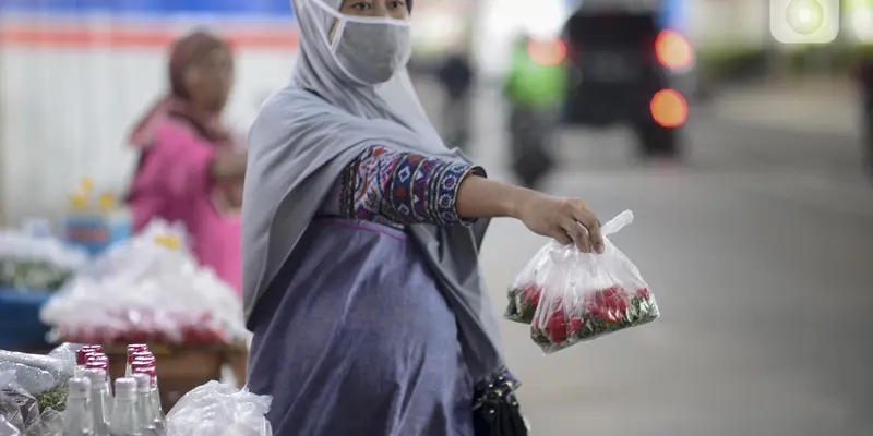 FOTO: Jelang Ramadan, Pedagang Kembang Ziarah Sepi Pembeli