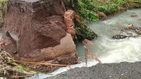 Jembatan Penghubung Desa Tulungrejo, Glenmore Banyuwangi putus akibat tersapu Banjir (Istimewa)