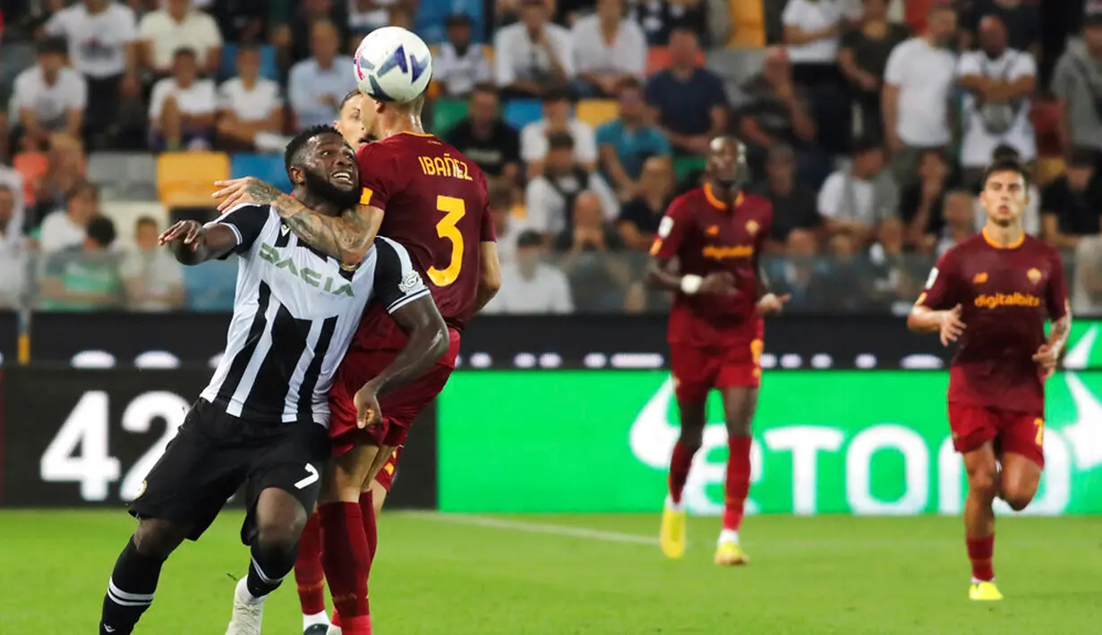Pemain Udinese Isaac Success (kiri) berebut bola dengan pemain AS Roma Roger Ibanez (kanan) pada pertandingan sepak bola Serie A Italia di Stadion Friuli, Udine, Italia, 4 September 2022. Udinese menang 4-0. (Andrea Bressanutti/LaPresse via AP)