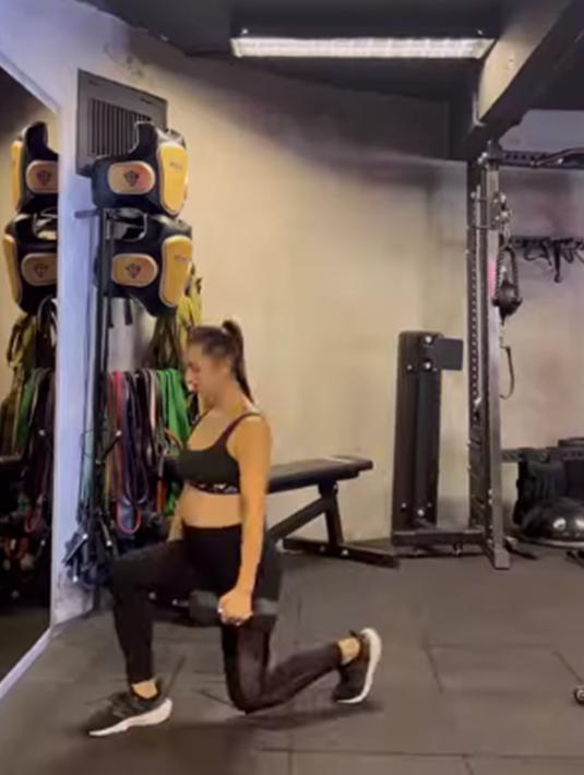 Karena olahraga yang ia jalani ini pula penampilan Jennifer Bachdim selama hamil tetap terlihat langsing namun bugar. Bahkan, dikehamilan sebelumnya, ia berhasil menjadi sorotan karena tetap terlihat langsing usai melahirkan. (Liputan6.com/IG/@jenniferbachdim)