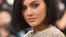 Kylie Jenner sedang dilanda kebahagiaan, pasalnya di usia muda dirinya mendapatkan hadiah terbesar didalam hidupnya. Pengalaman pertama untuk Kylie dapat hadir di perhelatan Met Gala 2016. (AFP/Bintang.com)