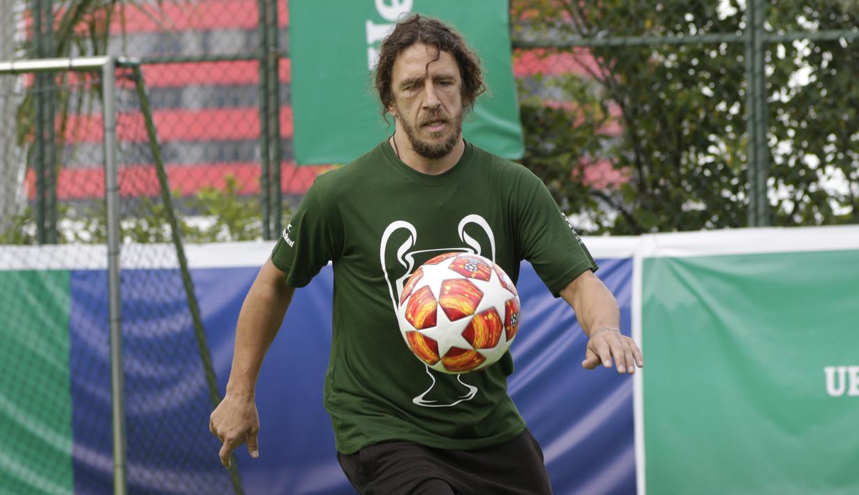 Legenda Barcelona, Carles Puyol, mengontrol bola saat bermain futsal di Lapangan Menara Imperium, Jakarta, Selasa (12/3). Pertandingan tersebut merupakan bagian dari kegiatan UEFA Champions League Trophy Tour di Jakarta. (Bola.com/M Iqbal Ichsan)